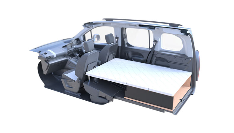ベッドキットを架装した車内